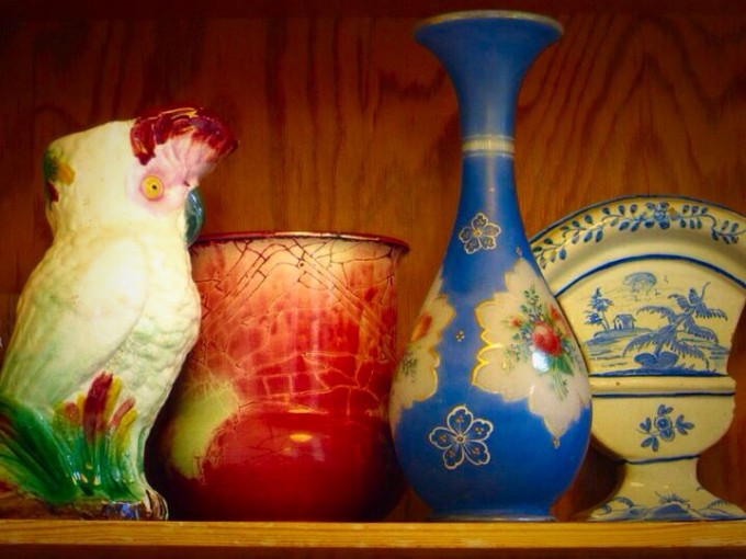 Karen Blixen er også verdensberømt for hendes blomster buketter arrangeret i vaser. Her er øverste hylde i Karen Blixens vaseska, køkkenet på Rungstedlund
